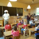 In een imkerpak voor de klas uit leggen wat we gaan doen